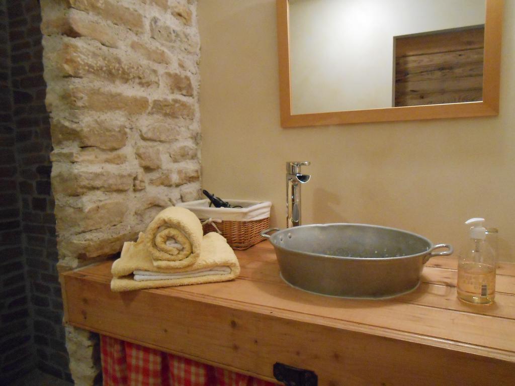 Les Grands Pres Bed & Breakfast Geney Ruang foto