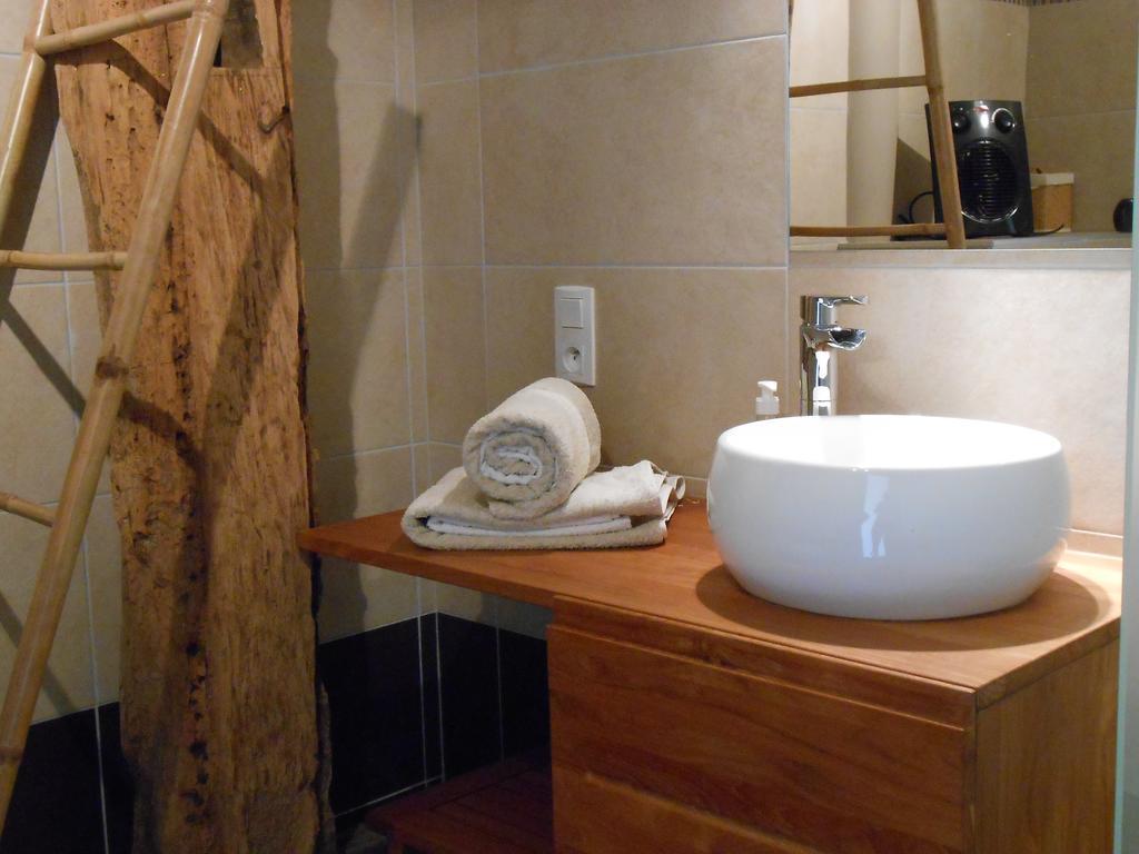 Les Grands Pres Bed & Breakfast Geney Ruang foto