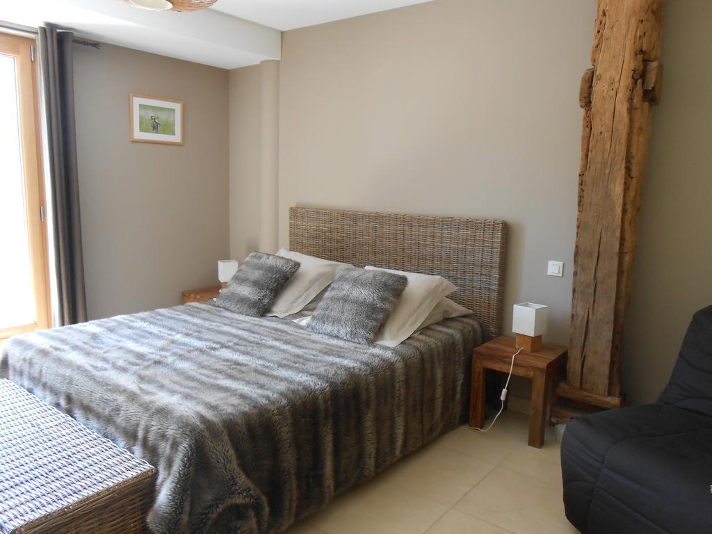 Les Grands Pres Bed & Breakfast Geney Ruang foto