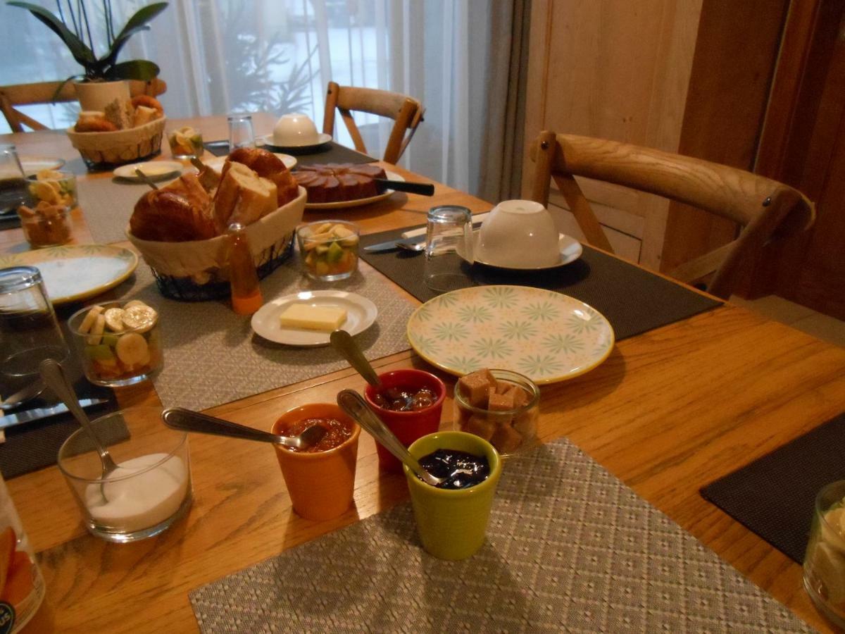 Les Grands Pres Bed & Breakfast Geney Bagian luar foto